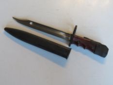 A WWII era British No7 MK1/L Bayonet & Scabbard, marked MK.1/L to blade.