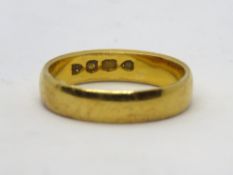 A 22ct gold ring, hallmarked 22 with makers mark, size N, 5.4g.
