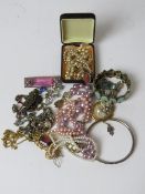 A quantity of assorted costume jewellery including faux pearls.