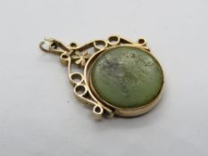 A 9ct gold double sided green agate spinning fob pendant, partial 375 hallmark.