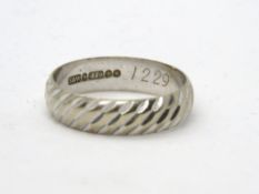 A 9ct white gold ring, hallmarked 375, size P, 2.9g.