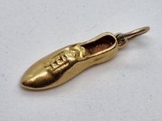 An 18ct gold charm in the form of a shoe, approx 18mm not inc jump ring, 1g.