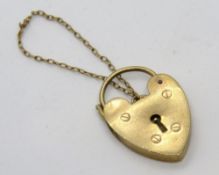 A 9ct gold heart padlock with safety chain, hallmarked 375, approx 16mm wide, 2.5g.