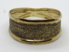 A 9ct gold graduated ring, hallmarked 375, size V, 1.6g.
