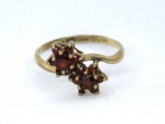 A 9ct gold floral ring, hallmarked 375, size P, 2.2g.