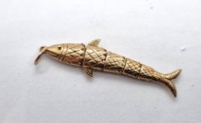 A 9ct gold articulated fish pendant or charm, hallmarked 375, approx 42mm not inc jump ring, 3.5g.
