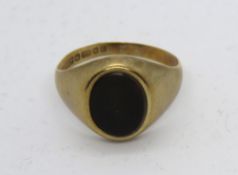 A 9ct gold black onyx signet ring, unengraved, hallmarked 375, size F-G, 1.5g.