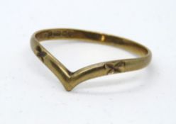 A 9ct gold wishbone ring, hallmarked 375, size P, 0.9g.
