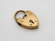 A vintage 9ct gold heart padlock, approx 12mm wide, 2g.