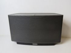 A Sonos Play 5 speaker. Cables deficien