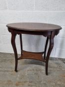 An Edwardian mahogany planter table raised over ceramic castors measuring approx.