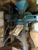 A Hunts BMO U380 Mk III single-phase roller mill