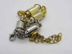 A quantity of magnetic clasps.