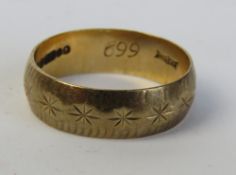 A 9ct gold ring having star engraved pattern to the band, hallmarked 375, size L, 2.5g.