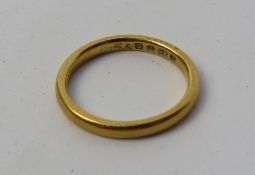 A 22ct gold ring, the band hallmarked for London, size N, 3.7g.