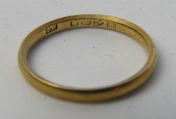 An 18ct gold ring, hallmarked Chester to the band, size K-L, 1.6g.