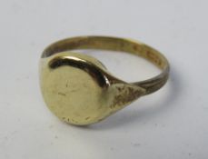 A signet ring having indistinct hallmark upon, size I-J, 1.3g.