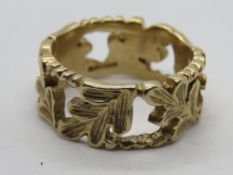 A 9ct gold ring having pierced continuous oak leaf design, hallmarked 375, 5.2g.