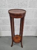 An Edwardian mahogany plant stand measuring approx 30cm dia, 91.5cm high.