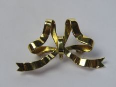 A 15ct gold brooch in the form of a bow, stamped 15c, 3.5 x 2cm approx, 3.8g.