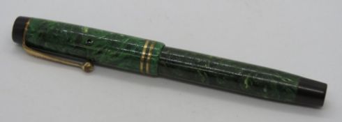 A Parker Duofold 'Streamline Junior' fountain pen with 14ct gold nib, 'jade' green marbled case, c.