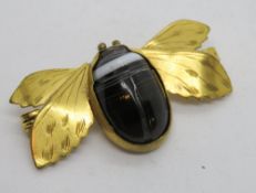 An Egyptian Revival banded agate cabachon insect brooch, 4.5cm wide.