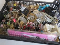 A quantity of assorted costume jewellery.