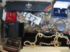 A quantity of assorted costume jewellery.