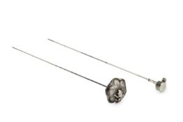 An Edwardian silver topped novelty hat pin, modelled as a golf club and ball, by Pearce &