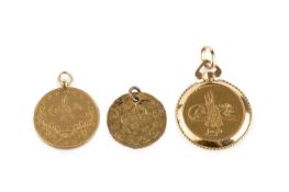A Turkey/Ottoman Empire gold coin, loose mounted to a ropetwist edged pendant frame stamped '750', a