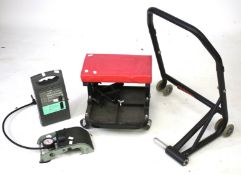 A motorcycle stand, pump, workstool and another. Max.