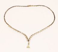 18 k Weißgold Collier mit 28 Diamanten, zus. ca. 1,2 ct. Diamanten und dreieckigem Diamant in zartem