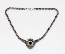 Silber Collierkette mit herzförmigem Mittelteil und Granat, 48 gr., L 37 cm