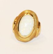 14 k Gelbgold Ring, teils mattiert, mit Opal, 6,3 gr., Gr. 54