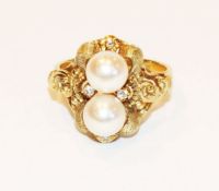 14 k Gelbgold Ring mit 2 Perlen und 4 Brillanten, fein reliefiert und teils mattiert, 5,7 gr., Gr.