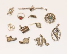 Konvolut von 7 Anhänger, 2 Broschen, Ring und 2 Perlenschließen, teils Silber