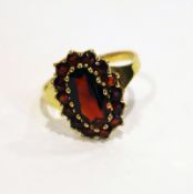 8 k Gelbgold Ring mir Granaten, 3,6 gr., Gr. 56