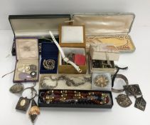 A collection of costume jewellery to include a plated tri-coloured necklace, various brooches to