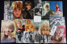 Entertainment - Music - Marianne Faithful signed cutting in ink, together with a selection of