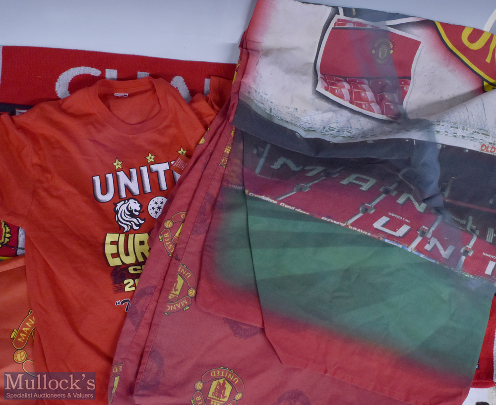 Manchester United Scarf Selection also includes a Tie, T- Shirt, Pennant and bedding (10) box - Image 2 of 2