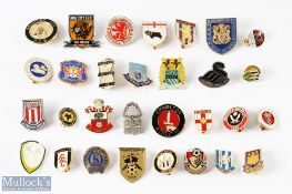 30x British Football Badges metal and enamel, with noted teams of Leeds Unites, Stoke City,