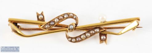 15ct Gold and Seed Pearl Golf bar Brooch modelled as 2 golf clubs with pearl ball with ribbon having