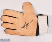 Manchester United goalkeeper DAVID DE GEA signed Umbro glove, right hand, with marker pen signature.