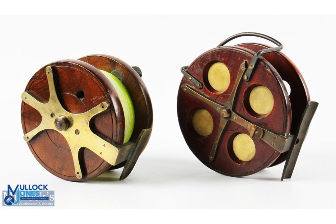 Wooden and Brass 5.5" Frogback Nottingham Reel with twin black handles, sliding catch release, brass - Image 2 of 2