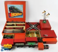 Hornby Meccano O Gauge Tinplate Clockwork No.41 Passenger Trainset, with a No.40 locomotive, rolling