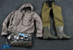 Scierra wading jacket in green, size XL, multi pocket with drawstring hood, little used, a pair of