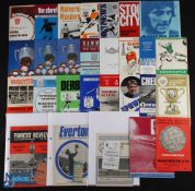 1970/71 Manchester Utd Div. 1 away match programmes complete season (21) including Manchester