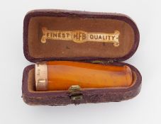 A cased 9ct gold nib and amber cheroot holder.