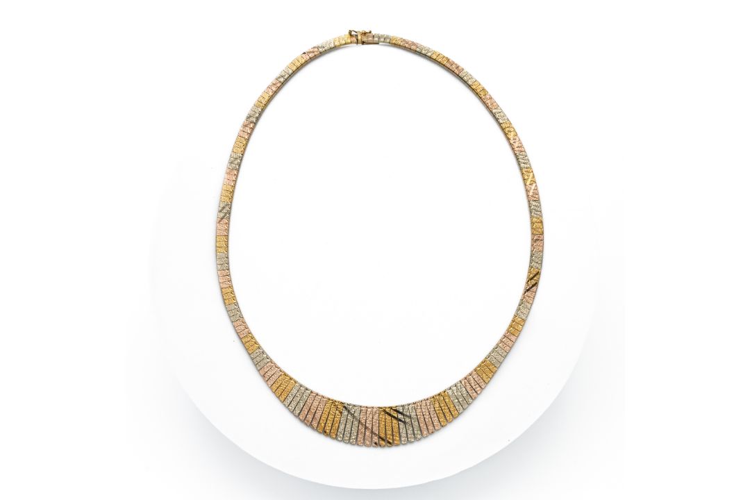 An 18ct gold three coloured feather necklace, approx 30.4g. - Image 1 of 2