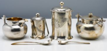 A Chinese Export matched part tea set, 19th/20th century, comprising a cream jug, a sugar bowl